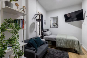 Steps from Everything - Modern Studio in Downtown's Union Square